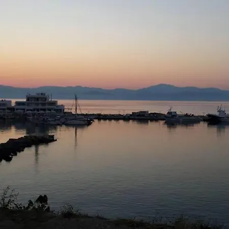 Yellow House Semesterbostad Logaras