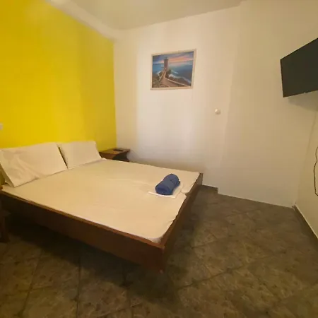 Semesterbostad Yellow House *