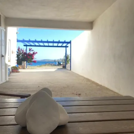 Yellow House Semesterbostad Logaras