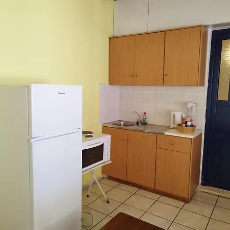 Semesterbostad Yellow House Logaras