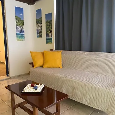 Yellow House Holiday home *