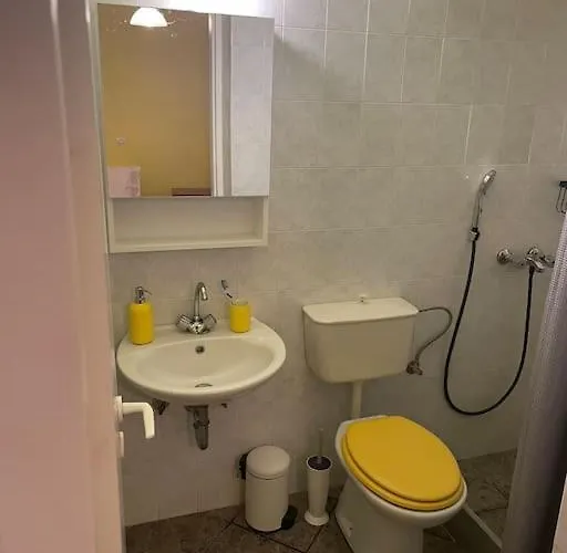 Yellow House * Logaras