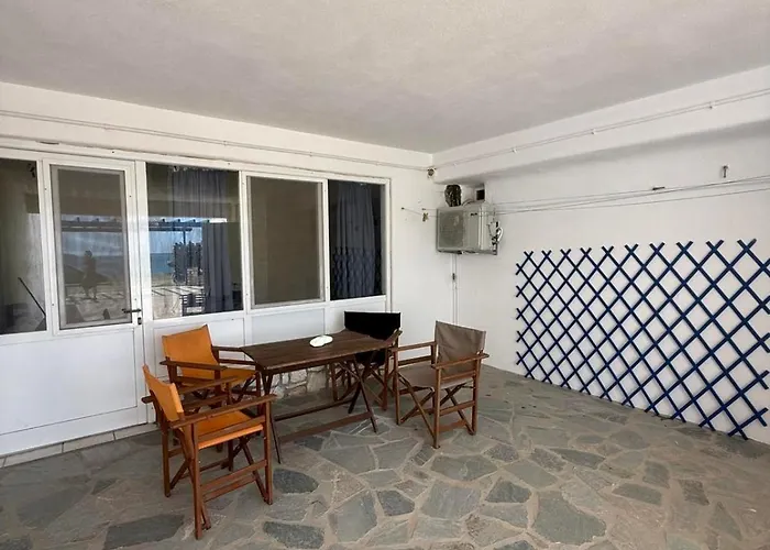 Yellow House Tatil Evi Logaras